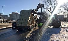 Chwile grozy na Modlińskiej. Ciężkie drewniane belki mogły nawet zabić