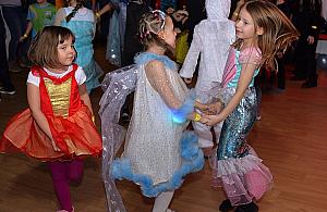 Karnawałowy bal przebierańców. Dziecięca "podróż dookoła świata"