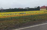 Mieszkańcy czekają na chodnik. "Jak długo można słuchać, że nie ma pieniędzy?"