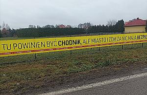Mieszkacy czekaj na chodnik. "Jak dugo mona sucha, e nie ma pienidzy?"