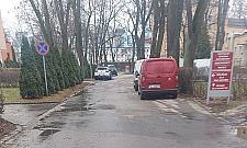 Przy Szpitalu Wolskim dziura na dziurze. Pacjenci czekają na remont