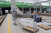 Na linii otwockiej praca wre. Budują przejścia podziemne i kładki