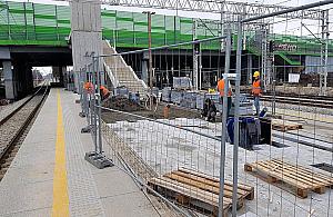 Na linii otwockiej praca wre. Budują przejścia podziemne i kładki