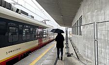 Na linii otwockiej praca wre. Budują przejścia podziemne i kładki