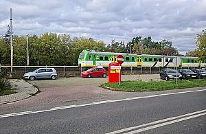Likwidują miejsca parkingowe przy przystankach kolejowych