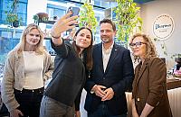 Same kobiety i jeden prezydent. Czym jest żoliborska Dharma?