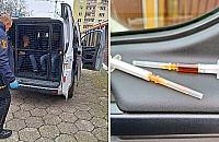 Rozłożyli heroinę na schodach. Mieszkańcy wezwali pomoc