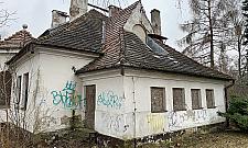 Konserwator zabytków stracił cierpliwość. Willa oficerska do remontu