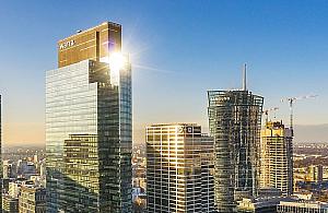 Ten wieżowiec nie zużywa węgla ani gazu. Zasila go Słońce