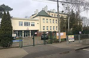 Rodzice zaalarmowani. "Na celowniku" żółty samochód