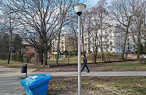 Nowe lampy w parku. Gdzie zniknęły tabliczki z historyczną nazwą?