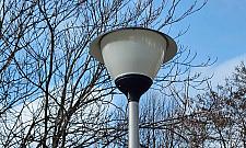 Nowe lampy w parku. Gdzie zniknęły tabliczki z historyczną nazwą?