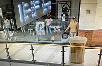 Złodziej-manekin powrócił. Tym razem ukradł napiwki