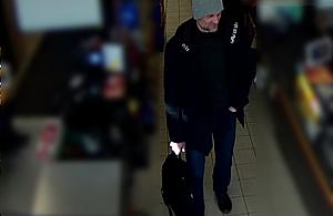 Z kasy Biedronki zniknęły pieniądze. Policja szuka "klienta"