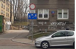 Mieszkańcy proszą o lustro drogowe. Odpowiedź burmistrza wprawia w osłupienie