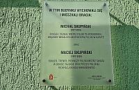 Tablica dla sportowc�w. "Wyci�gali m�odzie� z rynsztoka"