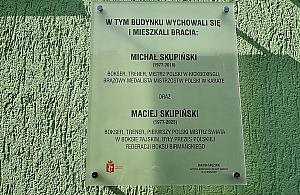 Tablica dla sportowców. "Wyciągali młodzież z rynsztoka"