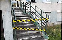Taśma symbolem służby zdrowia? Nie ma pieniędzy na remont schodów