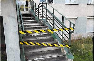 Taśma symbolem służby zdrowia? Nie ma pieniędzy na remont schodów