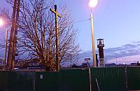 Krzyż stoi tu od pokoleń. Mieszkańcy boją się o jego los