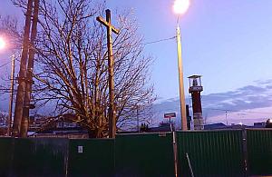 Krzyż stoi tu od pokoleń. Mieszkańcy boją się o jego los