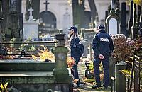 Poszła na cmentarz. Rozrzuciła znicze, rozwiesiła ubrania