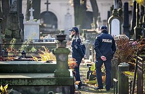 Poszła na cmentarz. Rozrzuciła znicze, rozwiesiła ubrania