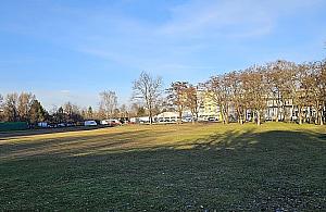 Boisko do koszykówki z minitrybuną?