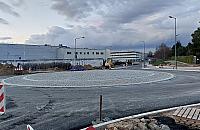 Paskudny betonowy "naleśnik" pośrodku ronda