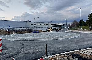 Paskudny betonowy "naleśnik" pośrodku ronda