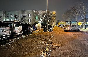 Dzikie parkowanie w okolicy bemowskiego metra. "Bez P+R będzie tylko gorzej"