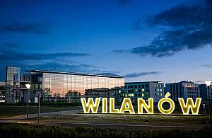 "Kocham Bielany". Nowy podświetlony witacz na Serku Bielańskim?