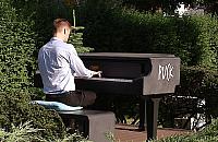 "Pancerny" fortepian powalczy o głosy mieszkańców