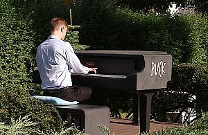 "Pancerny" fortepian powalczy o głosy mieszkańców