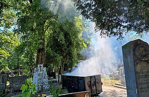 Śmietnik się pali? To nie jest śmieszne. Dzwoń po straż!