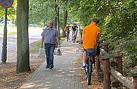 Na chodniku rowerzyści wpadają na pieszych. Urzędnicy mają "rozwiązanie" problemu