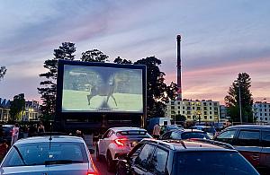 Kino samochodowe przy wawerskim ratuszu. Co i kiedy przed nami?