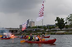 Wisłą przez miasto w rocznicę powstania