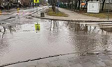 Zebra dla pieszych na Bielanach - bardziej bajoro, niż cywilizowane przejście