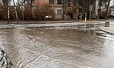 Zebra dla pieszych na Bielanach - bardziej bajoro, niż cywilizowane przejście