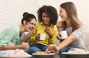 Jak zorganizować idealny wieczór z przyjaciółkami? Sprawdź na portalu dla kobiet