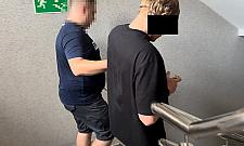 Wyrzucił telewizor z czwartego piętra. Mógł zabić ojca z malutkim dzieckiem