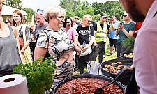 Weekendowe grillowanie w parku Moczydło. Co rzucą na ruszt?