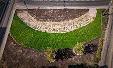 Ogród deszczowy zamiast miejsc parkinowych