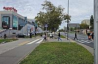 Piesi kontra rowerzyści na Broniewskiego. Będzie bezpieczniej?