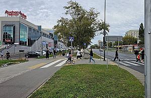 Piesi kontra rowerzyści na Broniewskiego. Będzie bezpieczniej?