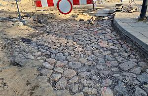 Pamiątka z czasów okupacji hitlerowskiej odkopana spod asfaltu