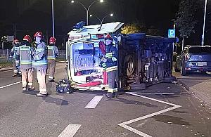 Karetka przewrócona przez taksówkę. Wiozła pacjenta