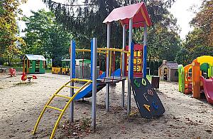 Przedszkole przy Sierpeckiej odbetonowane. Nowe urządzenia na placu zabaw