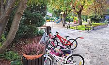 Przedszkole przy Sierpeckiej odbetonowane. Nowe urządzenia na placu zabaw